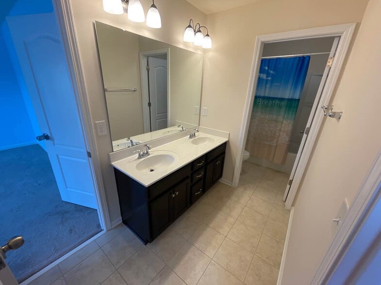 Building Photo - Room in House on Agnew Dr