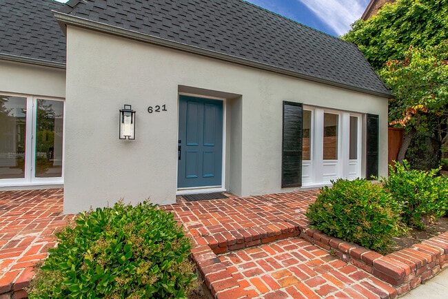 Building Photo - 621 N Bedford Dr