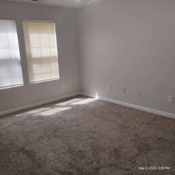 Master bedroom all carpet - 3725 Collier Dr NW