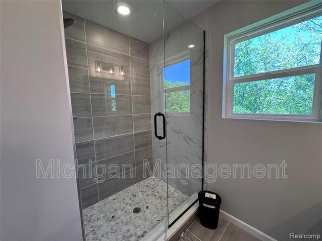 Building Photo - 6149 Woodridge Ln