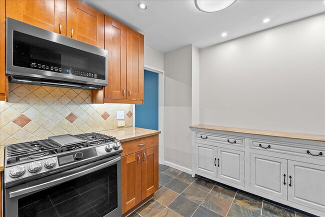 Building Photo - "Charming 4-Bed Townhouse with Granite Tou...
