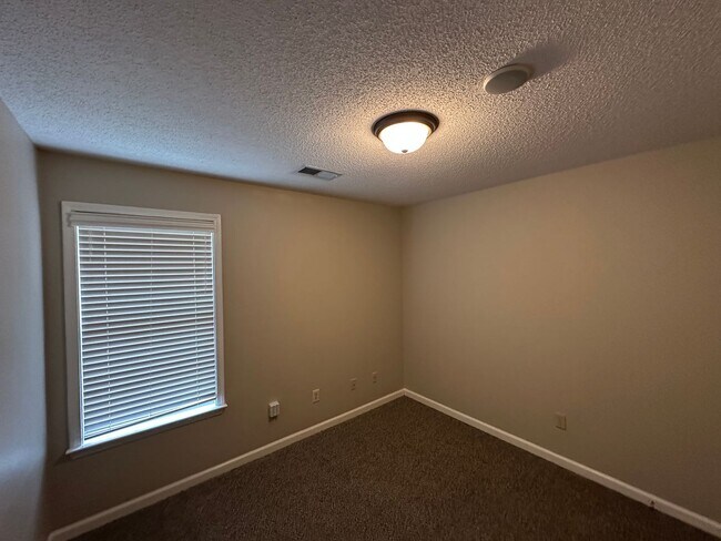 Building Photo - 3BD/2BA 1,640 sq. ft. Home With Split Floor Plan. Pets Are Welcome With Owner's Approval.