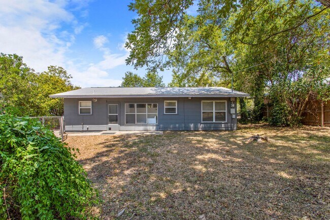 Building Photo - CONTEMPORARY HOME IN ALAMO HEIGHTS