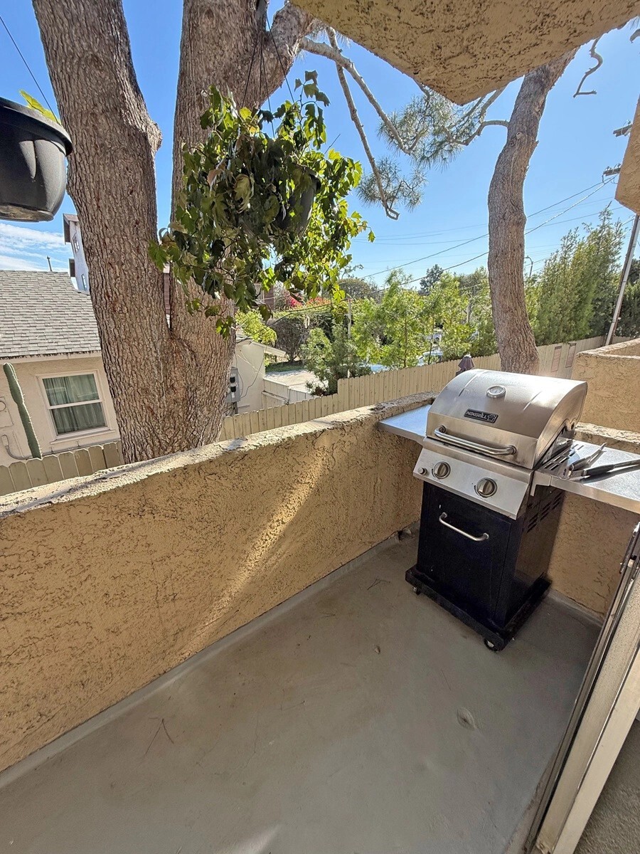 Building Photo - 5000 Whitsett Ave