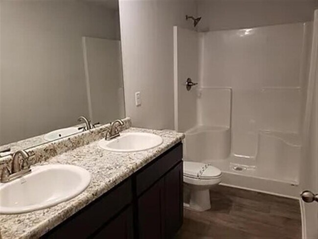 Building Photo - Move in Ready!