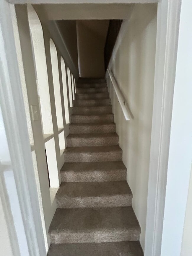 Building Photo - 4 bedroom and 1.5 bathroom