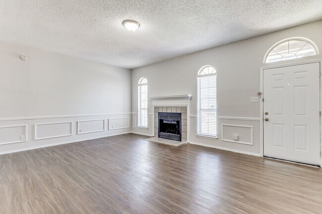 Building Photo - Easy Access to Highways with this 3BR in A...
