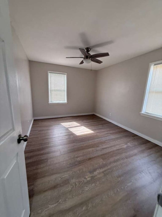 Building Photo - "Charming 2-Bedroom Retreat in University City - Cozy 900 Sq. Ft. Home!"  HUGE bedrooms with Base...