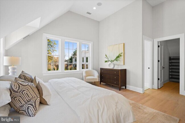 Building Photo - 3213 Foxhall Rd NW