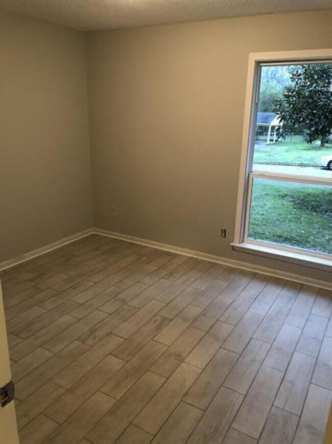 Building Photo - 3110 Normandy Dr