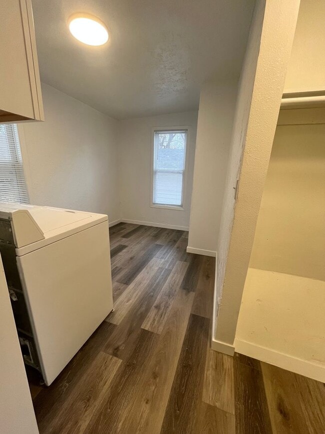 Building Photo - 4 Bed/1.5 Bath Rental Home in Central Sioux Falls!
