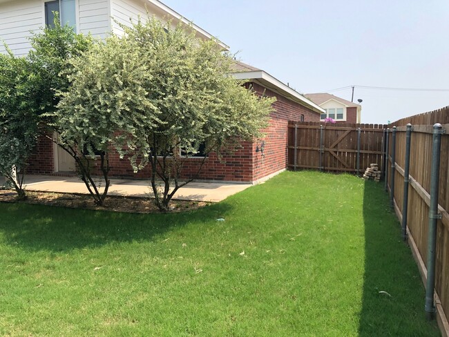 Building Photo - Roomy 4 bedroom 2.5 bath in Waxahachie!!