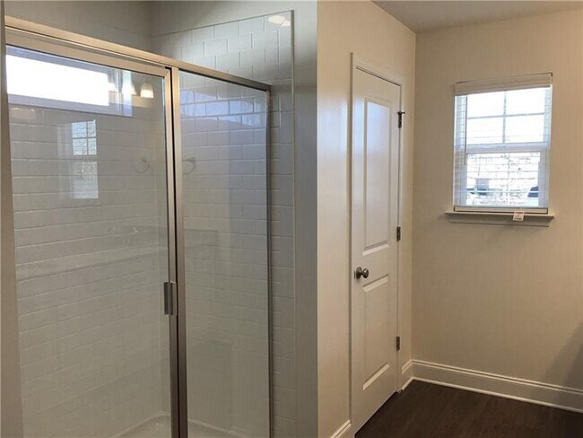 Building Photo - 174 Lindridge Dr NE