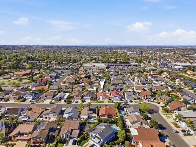 Building Photo - Beautifully Updated Huntington Beach 3 Bedroom / 2 Bathroom Home