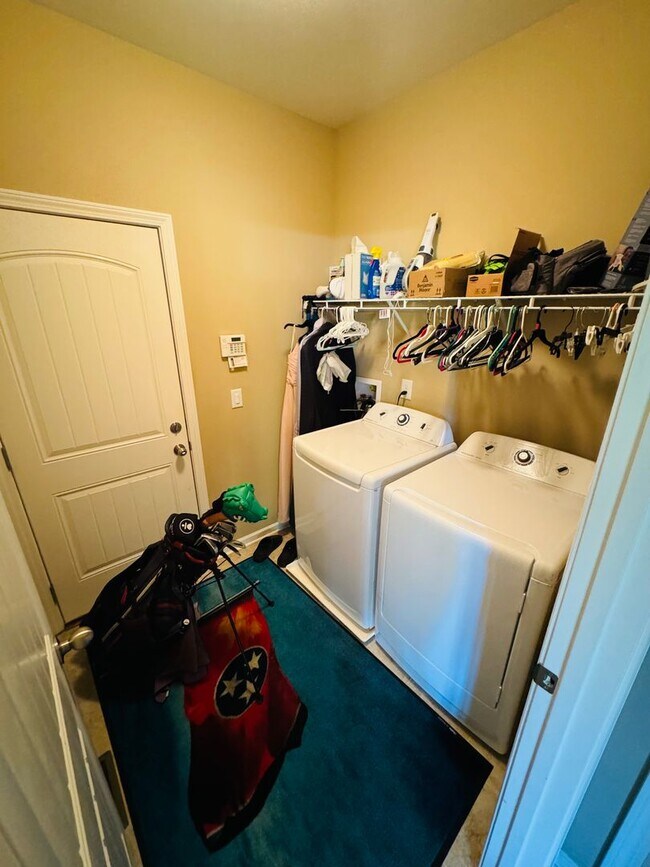 Building Photo - For Lease - 3 Bed, 2 Bath, 2445 sqft Home ...