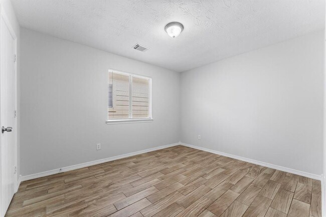 Building Photo - 5041 Willow Point Dr