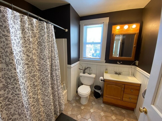 Building Photo - 172 Elm St