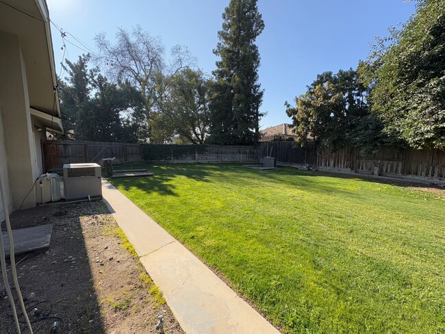 Building Photo - NW Visalia Home Near Country Club Availabl...