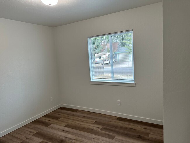 Building Photo - Beautiful 2 bedroom, 1 bath house in Sprin...