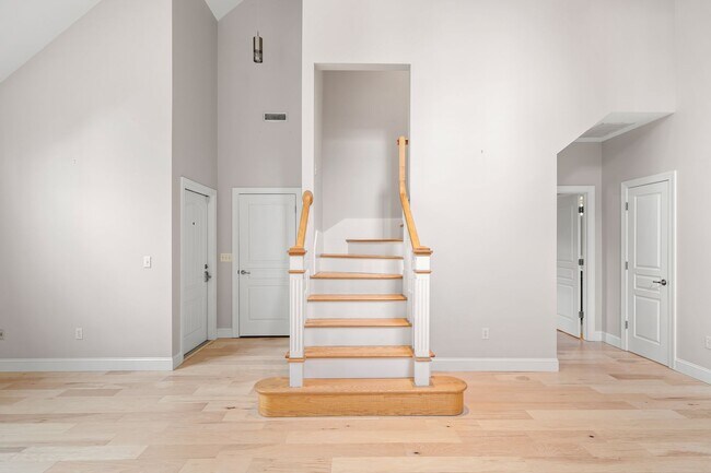Building Photo - Spacious, Beautiful East Asheville Home