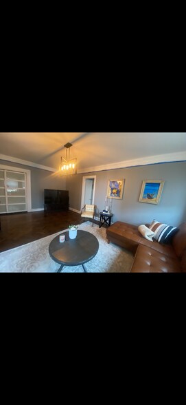 Living Room - 2000 N Lincoln Park W