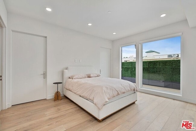 Building Photo - 505 S Barrington Ave