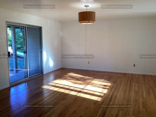 Building Photo - Spacious & cheerfully bright large single-...