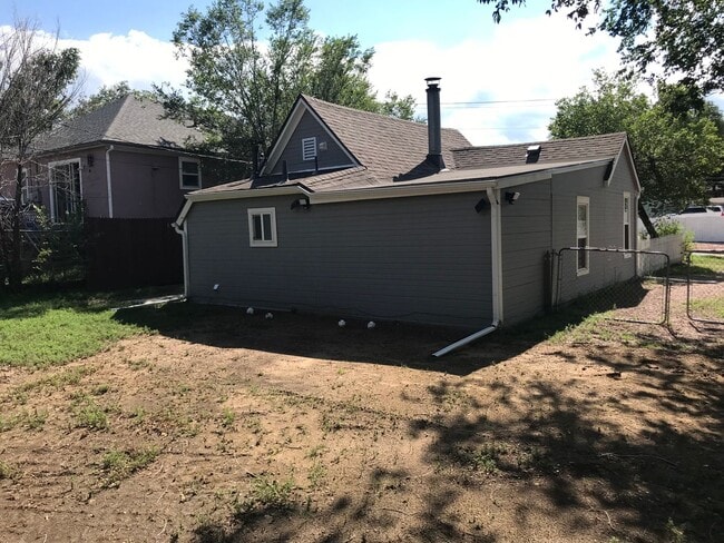 Building Photo - 2 Bed 1 Bath - Fully Renovated - Available...