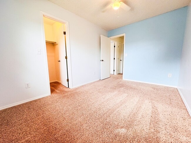 Building Photo - 4 bedroom with large backyard