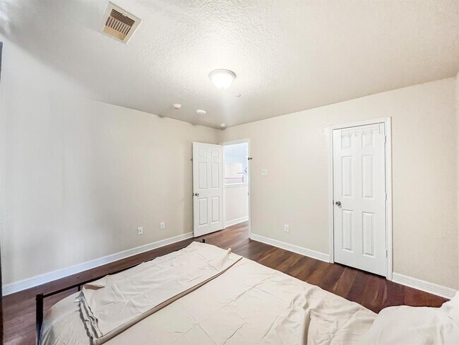 Building Photo - 5715 Ladonia St