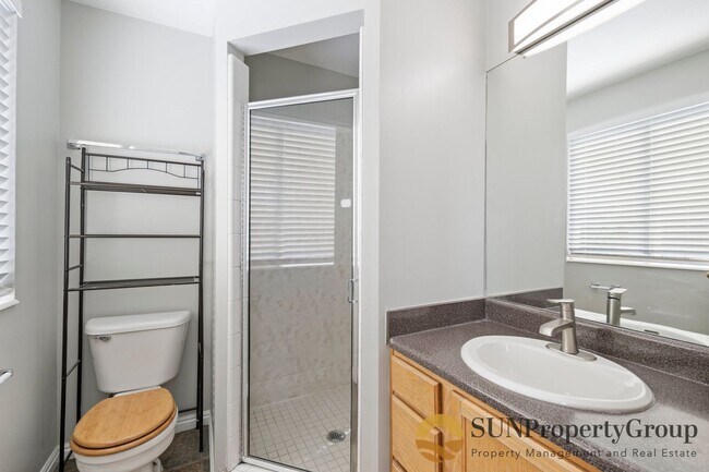 Building Photo - Beautiful Home In Great Roy Location!!