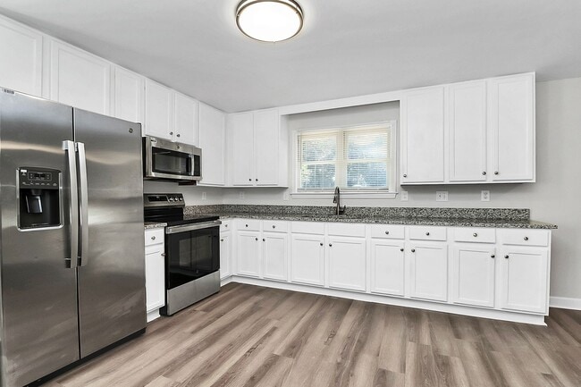 Building Photo - Newly renovated home - 3 Bed/2 Bath