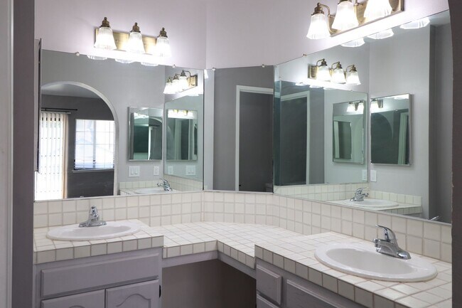 Building Photo - Spacious Northpointe Condo – 3 Bedrooms + Office | 3 Baths | Attached 2-Car Garage
