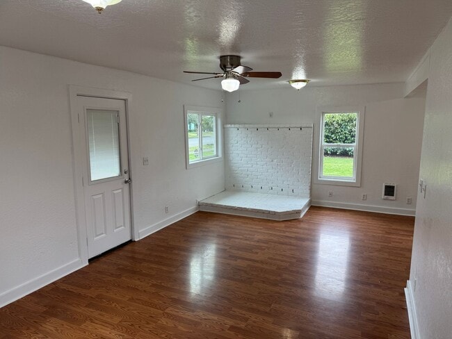 Building Photo - Updated 3 bedroom, 1 bath house in Springfield!
