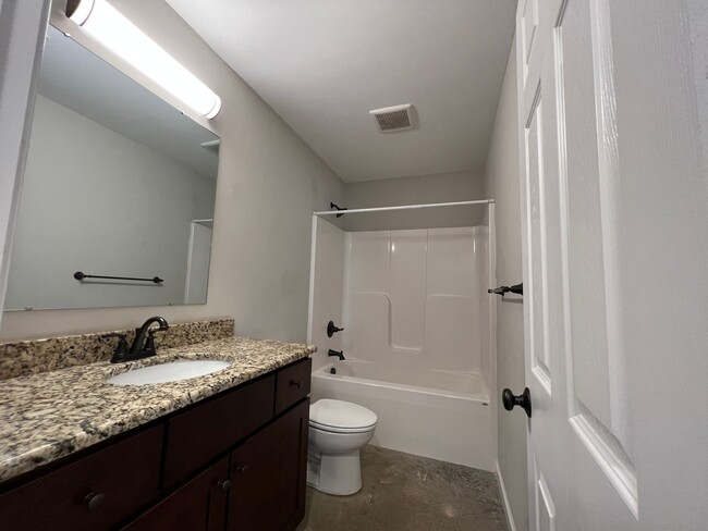 Building Photo - Available on March 25th, 2025. 2 bed 1 bat...