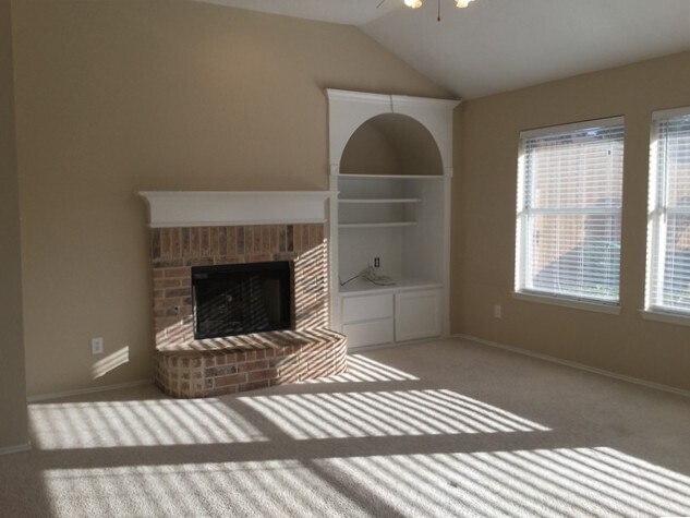 Building Photo - 1160 Valley Oaks Dr