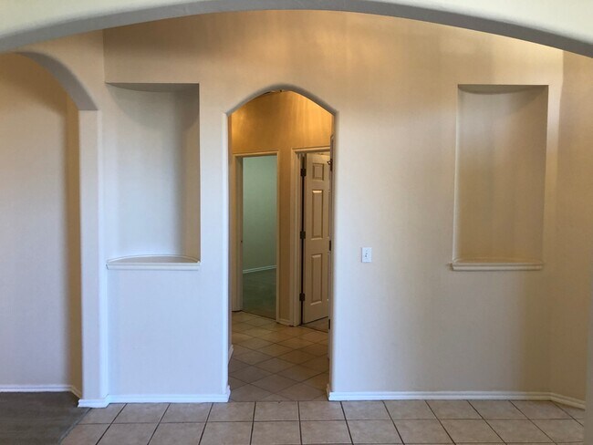 Building Photo - 4 bed in Putnam City! New luxury plank flooring , carpet , paint and new electric range!