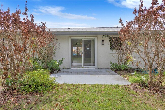 Building Photo - 841 NW Riverside Dr