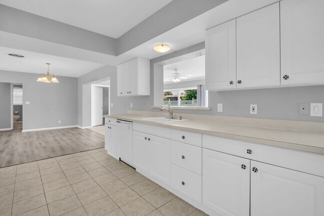 Building Photo - MAXIMO MOORINGS 3/2/2 HOME NEAR ST. PETE B...