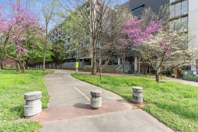 Building Photo - Awesome 1BR Loft Style Condo Overlooking M...