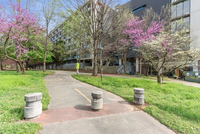 Building Photo - Awesome 1BR Loft Style Condo Overlooking Midtown!