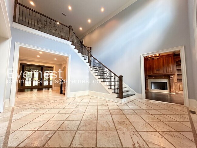 Building Photo - Spacious 7 Bed/8 Bath Home with Garage / Pet-Friendly / Available Now!