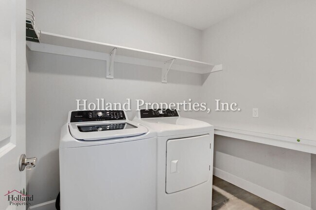 Building Photo - 3933 SE 83rd Ave