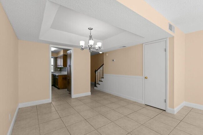 Building Photo - Town Home For Rent in Town 'n' Country!