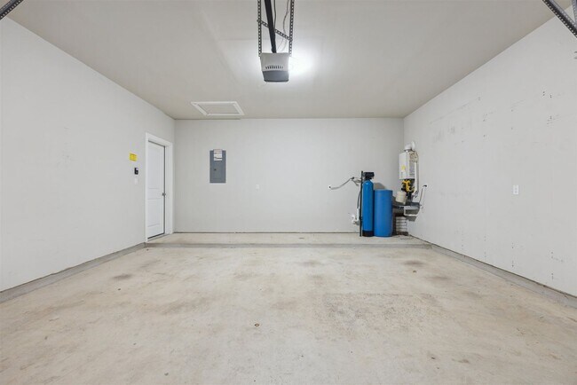 Building Photo - Your Ideal Home Awaits: Spacious 3/2 Bedro...