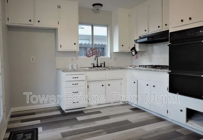 Building Photo - 10666 Van Stralen Way