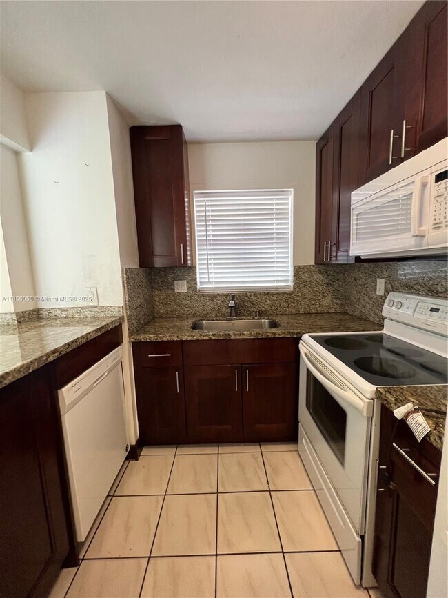 Building Photo - 8887 Fontainebleau Blvd