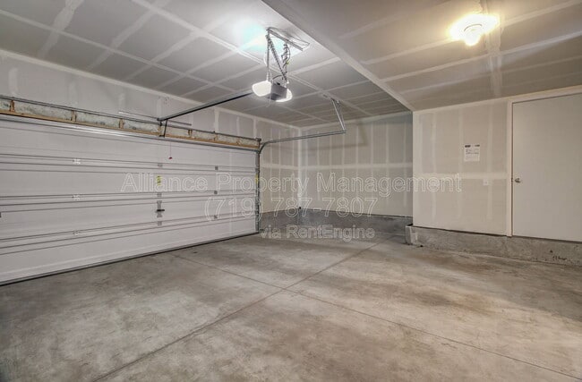 Building Photo - 5732 Thurless Ln