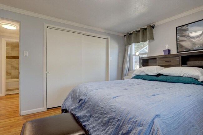 Building Photo - Completely Renovated & Fully Furnished 2Bed/1Bath/1 garage in Arvada!