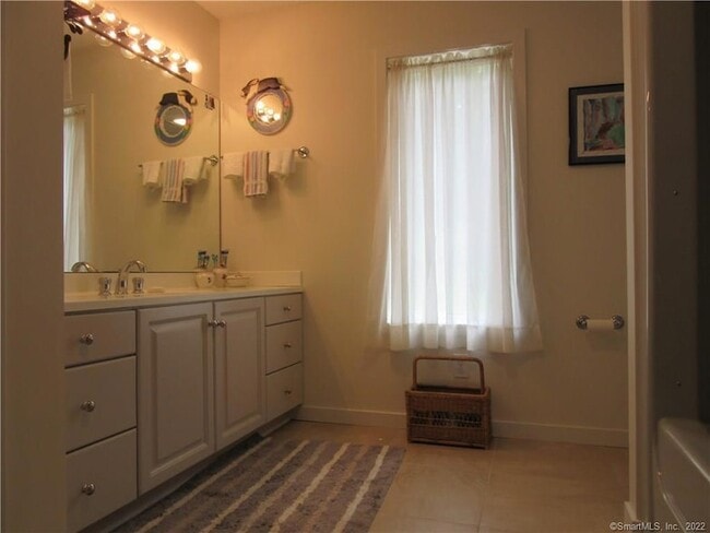 Building Photo - 18 Fox Run